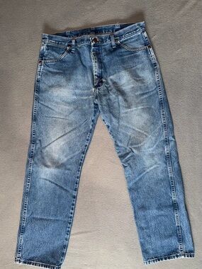 Wrangler Men's Relaxed Light Blue Denim Jeans 38x30